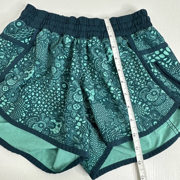 Lululemon Women’s Tracker Short IV Size 6 - Picture 9 of 11
